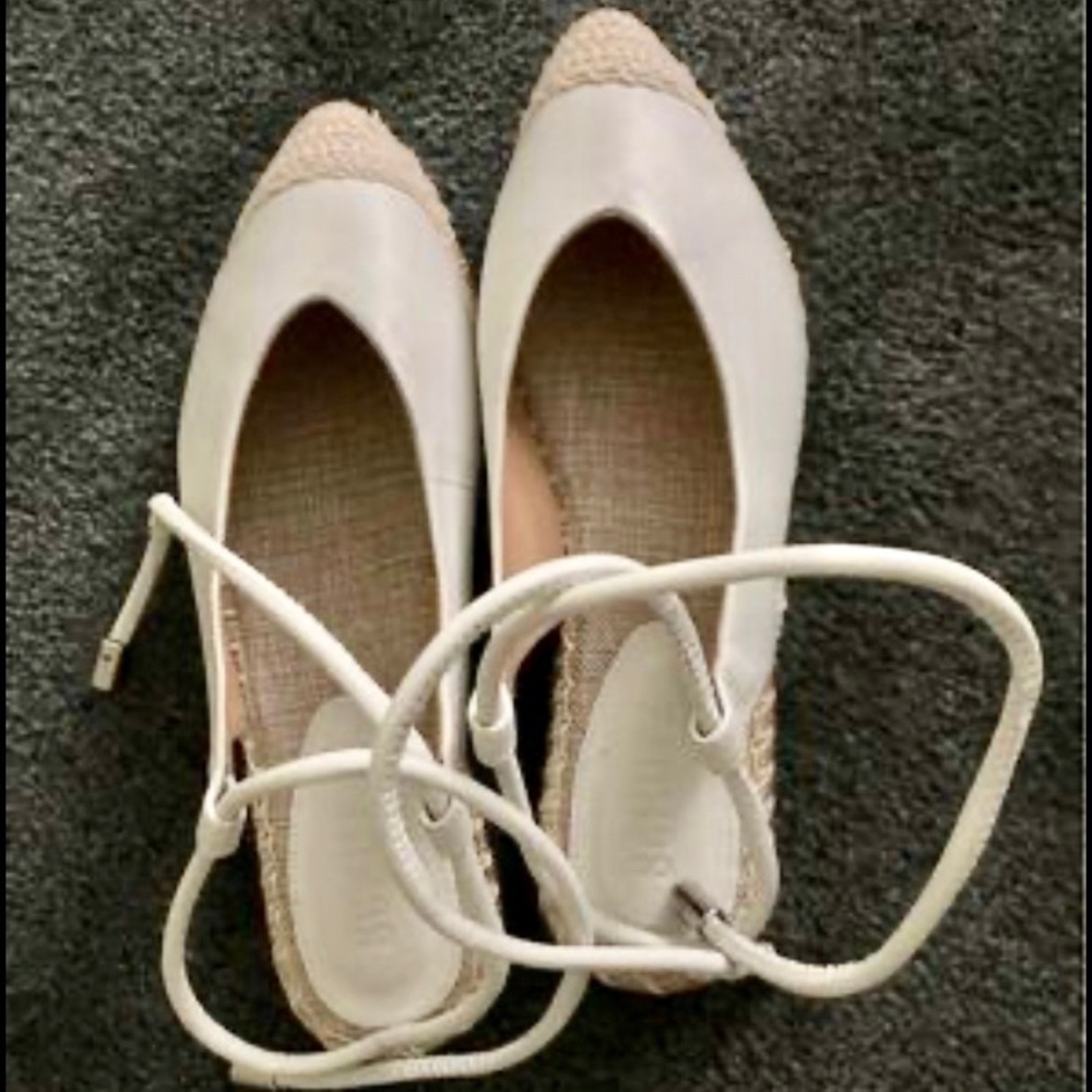 Lovely design. Sandals, size 5, wide, modern design. Soft white leather. New